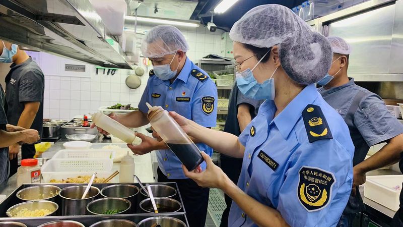 根据《中华人民共和国食品安全法》等相关法律法规，无证经营粮油店将面临以下处罚：